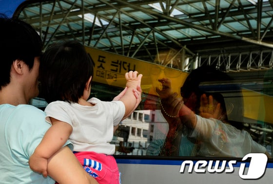 추석 연휴 사흘째인 20일 오후 서울역 부산행 KTX 플랫폼에서 배웅나온 한 가족이 떠나는 사촌에게 인사를 하며 추석 명절의 끝남을 아쉬워하고 있다. 2013.9.20/뉴스1 © News1