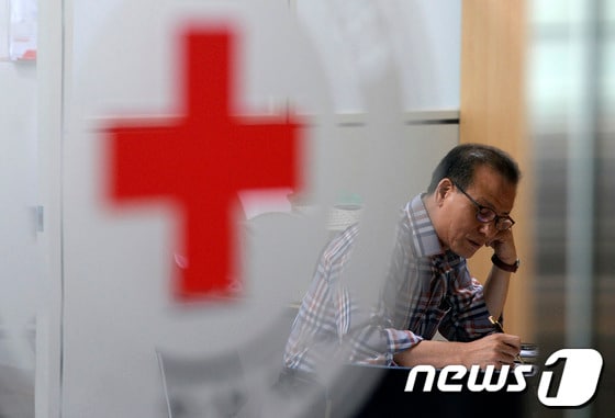 북한이 이산가족 상봉행사 무기한 연기를 일방적으로 통보한 21일 서울 중구 대한적십자사에서 남북교류팀 관계자가 생각에 잠겨 있다.북한의 대남기구 조국평화통일위원회는 이날 대변인 성명을 통해 