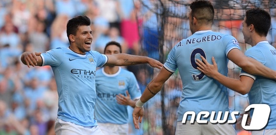 세르히오 아구에로(맨체스터 시티)가 23일 맨체스터 유나이티드와의 경기에서 세 번째 골을 터뜨린 뒤 동료들과 기쁨을 나누고 있다. © AFP=News1  