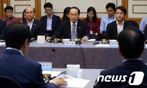 윤성규 환경부 장관이 24일 오전 서울 여의도 국회 귀빈식당에서 열린 새누리당 환경노동위원회와 환경부의 당정협의에서 인사말을 하고 있다. 이날 당정협의에서는 '화학물질의 등록 및 평가에 관한 법(화평법)'과 '가습기살균제의 흡입독성 화학물질에 의한 피해구제에 관한 법률안'에 대해 논의할 예정이다. 2013.9.24/뉴스1 © News1 송원영 기자 