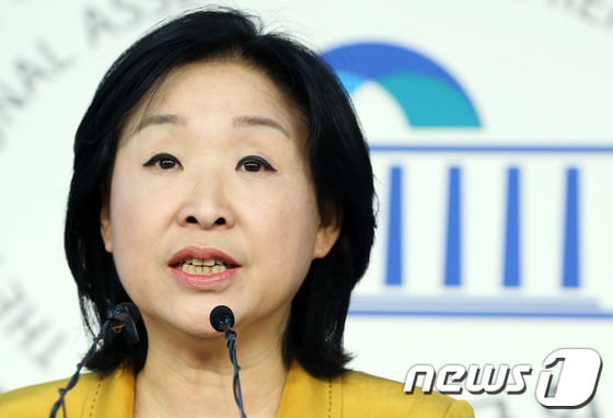 정의당 심상정 원내대표가 24일 국회 정론관에서 긴급 기자회견을 열고 박근혜 대통령의 기초연금 공약 이행을 촉구하고 있다. 2013.9.24/뉴스1 © News1   오대일 기자