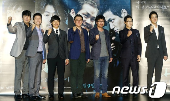 24일 오후 서울 동대문 메가박스에서 열린 영화 '화이 : 괴물을 삼킨 아이'(감독 장준환) 언론시사회에서 주연배우들이 포즈를 취하고 있다.다섯 명의 범죄자 아버지 밑에서 자란 소년 화이의 이야기를 그린 영화 '화이 : 괴물을 삼킨 아이'는 10월 9일 개봉될 예정이다. 2013.9.24 /뉴스1 © News1   (서울=뉴스1)