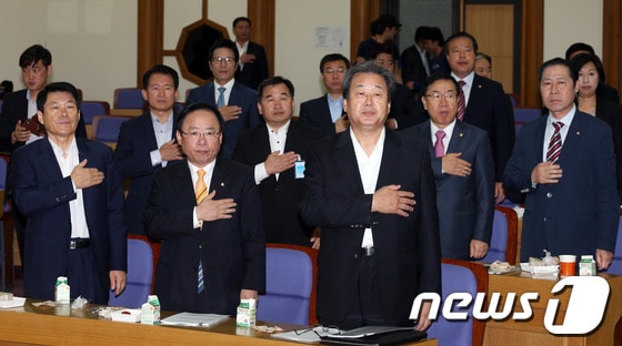 김무성 의원을 비롯한 새누리당 의원들이 25일 오전 서울 여의도 국회 의원회관에서 열린 &#39;새누리당 근현대 역사교실&#39; 모임에서 국민의례를 하고 있다. 이날 모임에서는 허동현 경희대학교 한국현대사연구원장이 &#39;일제 강점 시기 역사교과서 서술의 쟁점과 문제&#39;를 주제로 강연했다. 2013.9.25/뉴스1 © News1 허경 기자