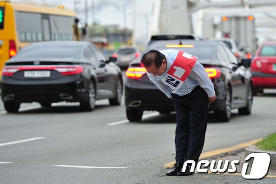 10.30포항남ㆍ울릉 재선거를 40여일 앞둔 25일 김순견 새누리당 예비후보가 형산강 교차로에서 출근길 시민들에게 지지를 호소하고 있다.2013.9.25/뉴스1 © News1   최창호 기자