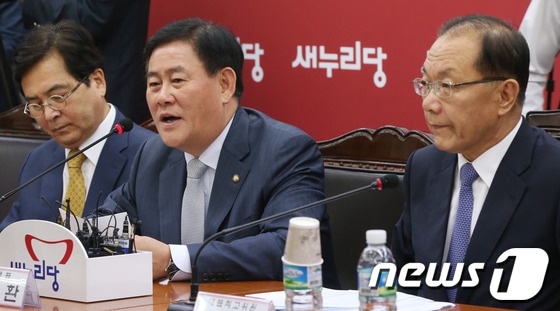 최경환 새누리당 원내대표가 25일 오전 서울 여의도 당사에서 열린 시·도당 위원장 회의에서 모두 발언을 하고 있다. 최 원내대표는 이날 회의에서 민주당의 국가정보원 개혁안에 대해 