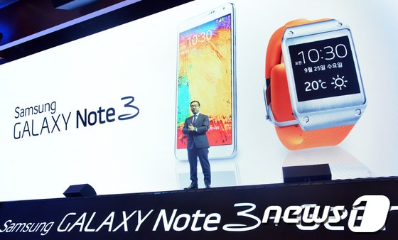 이돈주 삼성전자 무선사업부 전략마케팅실장이 25일 오전 서울 삼성전자 서초사옥에서 프리미엄 스마트폰 갤럭시 노트3와 웨어러블 스마트 기기 갤럭시 기어를 소개하고 있다. 2013.9.25 머니투데이/뉴스1 © News1 (서울=뉴스1)