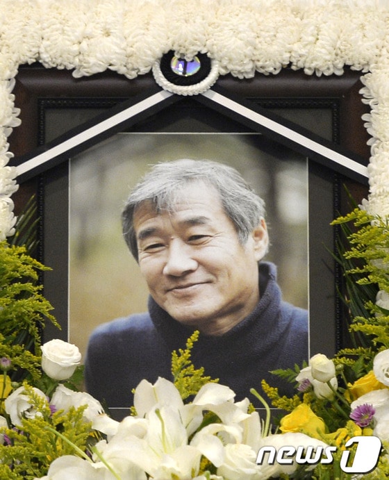 소설가 최인호(68)씨가 5년간의 침샘암 투병 끝에 별세한 25일 서울 서초구 반포동 서울성모병원 장례식장에 고인의 빈소가 마련돼있다. 고인은 1963년 한국일보 신춘문예에 단편 '벽구멍으로'로 등단했으며 소설 '별들의 고향', '고래사냥', '겨울나그네' 등을 펴내 올해 등단 50주년을 맞았다. 2013.9.25/뉴스1 © News1 안은나 기자