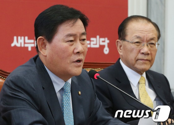 최경환 새누리당 원내대표가 26일 오전 서울 여의도 국회에서 열린 최고위원회의에서 모두 발언을 하고 있다. 최 원내대표는 이날 회의에서 정부의 기초연금 도입과 관련한 대선 공약 후퇴 논란에 대해 