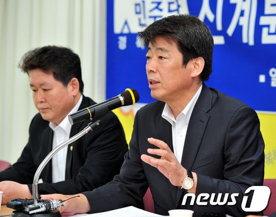 국회 환경노동위원장인 신계륜 민주당 의원.2013.9.26/뉴스1 © News1   최창호 기자