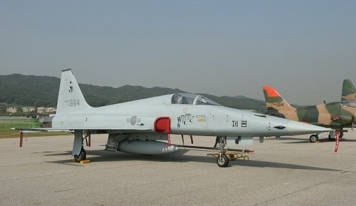 추락한 F-5E 전투기. 사진 = 동아백과 캡쳐 © News1