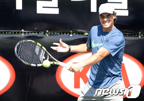 US오픈 테니스 남자단식 우승자인 라파엘 나달(세계랭킹 2위·스페인)이 27일 오후 서울 광진구 워커힐 호텔에서 원포인트 레슨과 팬 사인회를 가졌다. 나달이 테니스 꿈나무 이덕희, 박민지와 원포인트 레슨을 하고 있다. 2006년 11월 로저 페더러(5위·스위스)와의 친선경기를 위해 내한했던 나달은 7년만에 기아자동차의 초청으로 한국팬을 만나게 됐다. 이번 행사는 국내 유소년 테니스 선수들을 격려하고 국내 테니스 저변을 확대하기 위해 기획됐다. 2013.9.27/뉴스1 © News1   이동원 기자