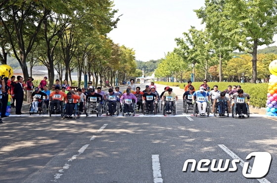 27일 인천 남동구가 ‘제11회 두바퀴 희망 만들기 남동휠체어 단축마라톤대회’를 개최했다.© News1