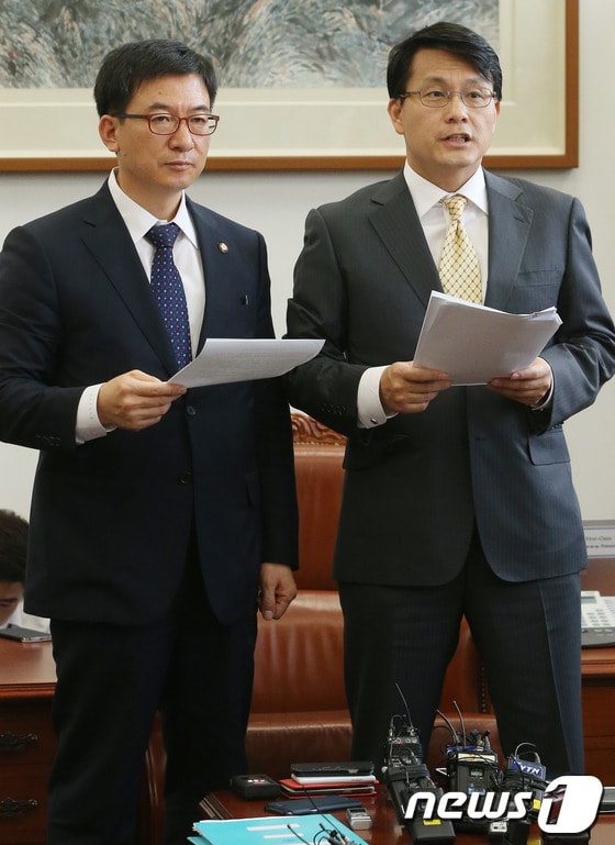 새누리당 윤상현, 민주당 정성호 원내수석부대표가 27일 오후 서울 여의도 국회 운영위원장실에서 정기국회 의사일정 합의사항을 발표하고 있다. 2013.9.27/뉴스1 © News1   송원영 기자