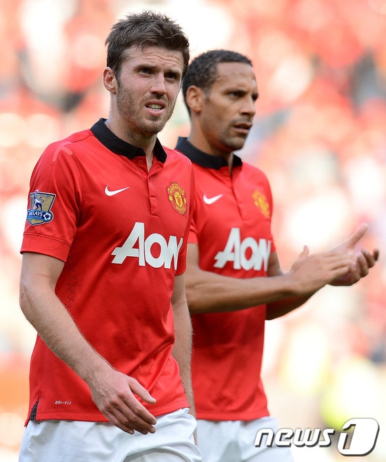 28일(한국시간) 영국 맨체스터 올드 트래포트에서 열린 잉글랜드 프리미어리그 6라운드 맨체스터 유나이티드-WBA와의 경기에서 1-2로 패한 맨유의 마이클 캐릭과 리오 퍼디난드가 망연자실한 표정으로 경기장을 빠져나가고 있다. ©AFP=News1