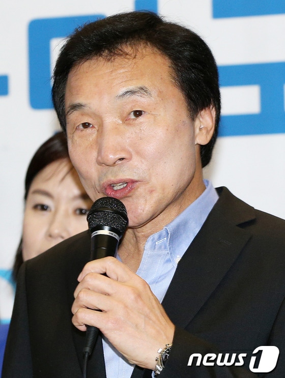 8개월 여의 독일 유학 생활을 마치고 돌아온 손학규 민주당 상임고문이 29일 오후 인천국제공항에서 가진 기자회견에서 귀국 소감을 밝히고 있다.                                                                                        2013.9.29/뉴스1 © News1 오대일 기자