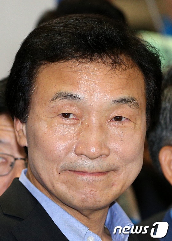 8개월 여의 독일 유학 생활을 마치고 돌아온 손학규 민주당 상임고문이 지난 29일 인천국제공항에서 가진 기자회견에서 귀국 소감을 밝히고 있다.                                 2013.9.29/뉴스1 © News1 오대일 기자