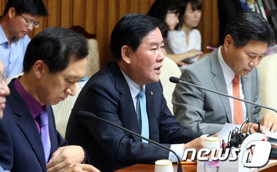 최경환 새누리당 원내대표가 3일 오전 서울 여의도 국회에서 열린 원내대책회의에서 모두 발언을 하고 있다. 최 원내대표는 이날 회의에서 이석기 통합진보당 의원 체포동의안 처리와 관련,