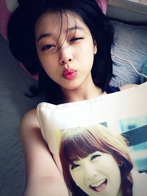 미투데이를 통개 공개된 설리의 강지영 응원 셀카. © News1