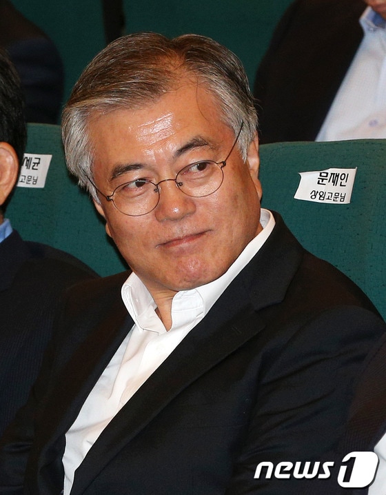 문재인 민주당 의원이 3일 오후 서울 여의도 국회도서관 강당에서 열린 노영민 의원 출판기념회에 참석해 입을 굳게 다문 채 생각에 잠겨 있다.문 의원은 이석기 통합진보당 의원의 체포동의안 처리를 위한 회기 결정 표결에서 기권표를 던져 여권의 책임론 공세를 받고 있다. 2013.9.3/뉴스1 © News1 오대일 기자