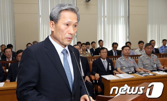 김관진 국방부 장관이 3일 오후 서울 여의도 국회에서 열린 국방위원회 전체회의에서 업무보고를 하고 있다. 김 장관은 내란음모혐의를 받고 있는 이석기 통합진보당 의원이 국방부에 1급 군사비밀 등이 포함된 자료제출을 요구한 것과 관련, 