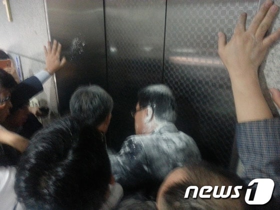 &#39;여대생 공기총 청부 살해사건&#39; 주범인 윤길자씨&#40;68·여&#41;의 남편인 영남제분 류원기 회장&#40;66&#41;이 영장실질심사를 위해 법원을 찾았다가 밀가루 세례를 받았다. 류 회장은 3일 오전 10시15분께 영장실질심사를 받기 위해 서울서부지법에 출석하는 길에 법원 1층 엘레베이터 앞에서 &#39;안티 영남제분&#39; 운영자 정모씨&#40;40&#41;가 던진 밀가루를 뒤집어 썼다. 2013.9.3/뉴스1 © News1   박응진 기자