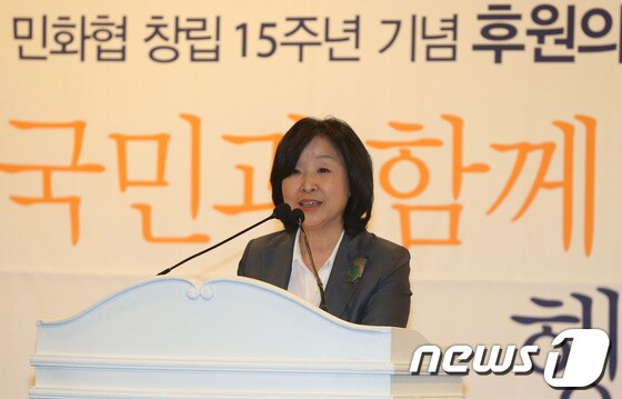 심상정 정의당 원내대표가 3일 서울 종로구 세종문화회관 세종홀에서 열린 '민화협 창립 15주년 기념 후원의 날'행사에서 축사를 하고 있다. 2013.9.3/뉴스1 © News1 송원영 기자