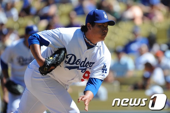30일(한국시간) 미국 캘리포니아주 LA 다저스타디움에서 열린 2013 메이저리그 LA 다저스-콜로라도 로키스 경기에 등판한 류현진(26·LA 다저스)이 공을 던지고 있다. © AFP=News1