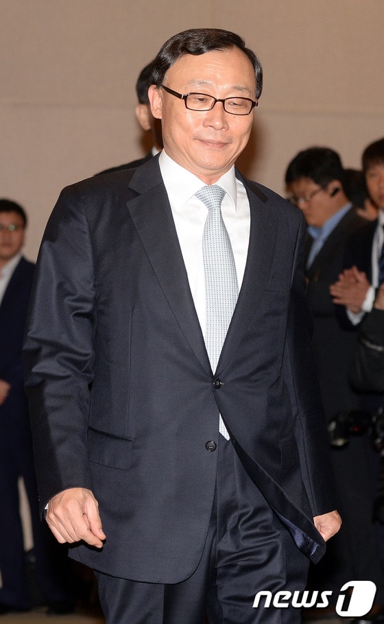 채동욱 검찰총장의 퇴임식이 30일 오전 서울 서초동 대검찰청에서 열린 가운데 채 총장이 퇴임식을 위해 대강당으로 들어오고 있다.2013.9.30/뉴스1 © News1 양동욱 기자