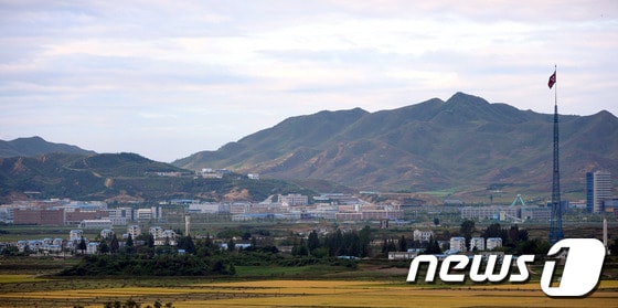 30일 오전 경기도 파주 판문점 내에 있는 최전방 소초 오울렛 OP에서 바라본 개성공단 모습. 2013.09.30/뉴스1 © News1   사진공동취재단