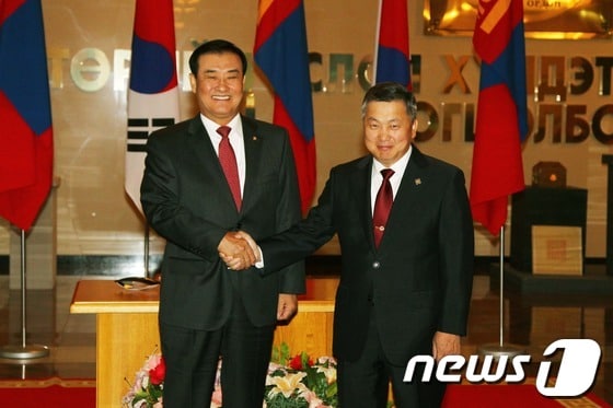 유라시아 4개국을 공식 방문 중인 강창희 국회의장이 30일&#40;월? 현지시간&#41; 첫 방문지인 몽골 수도 울란바토르에서 엥흐볼드 국회의장과 알탕호약 총리 등 몽골 주요 인사들과 연쇄회담을 갖고 양국 의회 간 실질협력 확대 및 경제협력 증진방안에 대해 논의했다. 강창희 의장이 몽골 엥흐볼드 국회의장과 악수하고 있다. &#40;국회 제공&#41; 2013.9.30/뉴스1 © News1   