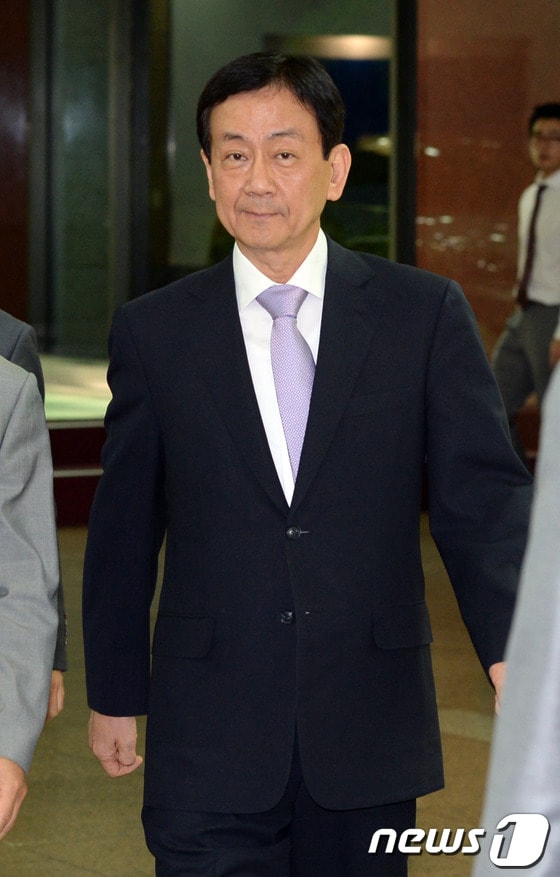 진영 복지부장관이 30일 오후 자신의 이임식에 참석하기 위해 서울 종로구 계동 보건복지부에 들어서고 있다.청와대는 이날 정홍원 국무총리를 통해 기초연금 공약 후퇴 논란 이후 사의를 표명한 진 장관의 사표를 수리했다. 2013.9.30/뉴스1 © News1   정회성 기자