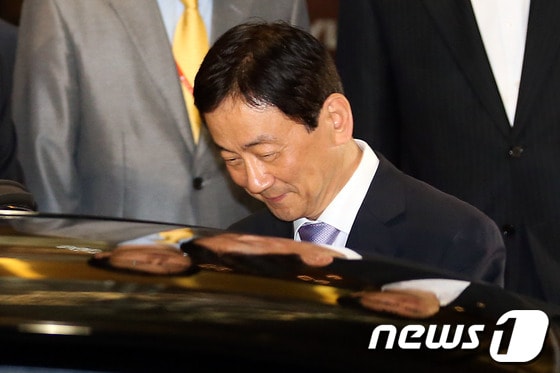 진영 보건복지부 장관이 지난달 30일 서울 종로구 계동 보건복지부 청사에서 이임식을 마친 뒤 떠나고 있다. 2013.9.30/뉴스1 © News1 한재호 기자