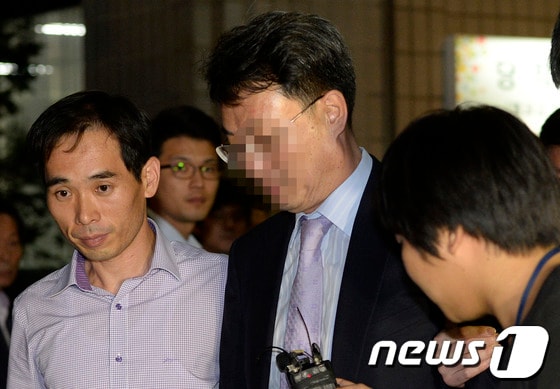 '여대생 공기총 청부 살해사건' 주범인 윤길자씨의 형집행정지를 도운 혐의를 받는 세브란스병원 주치의 박병우 교수가 지난해 9월3일 오후 서울 마포구 서울 서부지방검찰청을 나서고 있다. /뉴스1 © News1 박지혜 기자