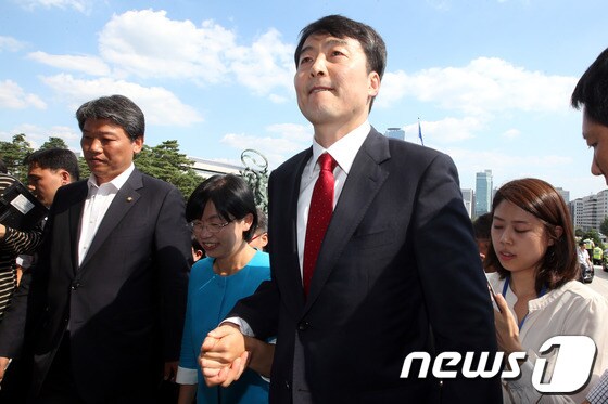 내란음모 혐의를 받고 있는 이석기 통합진보당 의원이 단식농성 중인 이정희 대표의 손을 잡고 4일 오후 본회의에 참석하기 위해 국회 본청으로 들어서고 있다. 이날 본회의에서 여야는 이 의원에 대한 체포동의안을 표결한다.2013.9.4/뉴스1 © News1   이광호 기자