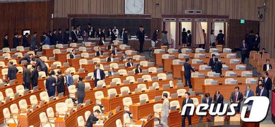 4일 오후 서울 여의도 국회에서 열린 본회의에서 이석기 통합진보당 의원의 체포동의안 표결이 진행되고 있다. 이날 국회 본회의에서 체포동의안 투표를 집계한 결과 289표 중 찬성 258표, 반대 14표, 기권 11표 무효 6표로 가결됐다. 이 의원에 대한 체포동의안이 국회를 통과해 제헌국회 이후 12번째로 본회의에서 의원에 대한 체포동의안이 가결 처리된 사례로 기록됐다. 2013.9.4/뉴스1 © News1   허경 기자