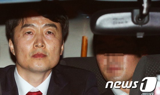 이석기 의원이 4일 오후 서울 여의도 국회 의원회관 의원실에서 법원의 구인장을 집행하는 국정원 직원에 연행되 수원지법으로 가는 차량에 탑승해 있다. 내란음모 혐의를 받고 있는 이석기 통합진보당 의원의 체포동의안은 이날 국회 본회의에서 표결로 통과됐다. 2013.9.4/뉴스1 © News1   오대일 기자