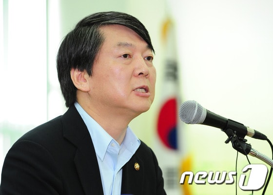 무소속 안철수 의원이 5일 오후 인천시 남동구 구월동 YWCA에서 열린 기자간담회에서 취재진의 질문에 답하고 있다.2013.8.5/뉴스1 © News1 신창원 기자