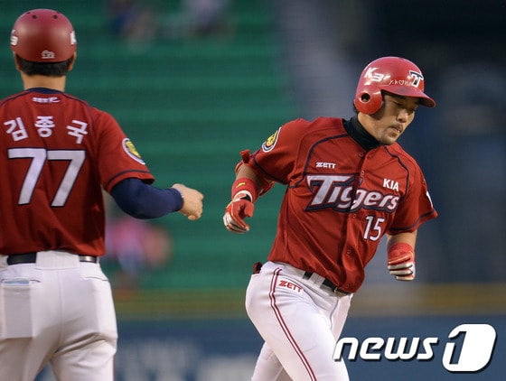 KIA 이용규&#40;우측&#41;. 2013.9.5/뉴스1 © News1   이동원 기자