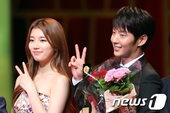 그룹 미쓰에이의 수지와 배우 이준기가 5일 오후 서울 중구 장충동 국립극장에서 열린 '2013 서울드라마어워즈'에서 한류드라마 배우상을 수상한 뒤 포즈를 취하고 있다.	 2013.9.5 머니투데이/뉴스1 © News1   