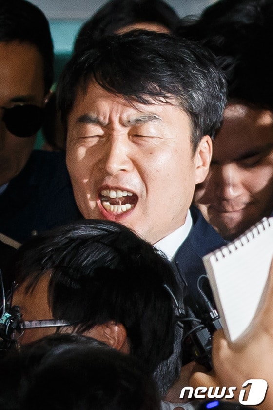 내란음모 혐의를 받고 있는 이석기 통합진보당 의원이 5일 오후 구속영장이 발부돼 경기 수원남부경찰서에서 수원구치소로 이송되고 있다.수원지법 오상용 영장전담 부장판사는 이날 오후 7시30분께 