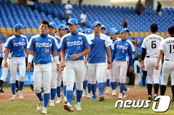 한국청소년야구대표팀 선수들이 5일 오후 대만 타이중시 인터컨티넨털구장에서 열린 제26회 세계청소년야구선수권대회 일본과의 경기에서 10대 0으로 콜드게임패한 뒤 경기장을 나서고 있다.(사진공동취재단)2013.9.5/뉴스1 © News1 이광호기자  