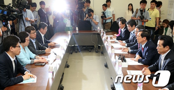 일본 원전 방사능 오염수 유출에 따른 국민적 우려가 커지는 가운데 6일 오전 서울 여의도 국회에서 열린 방사능오염수입수산물 안전대책 당정협의에서 윤진숙 해양수산부 장관 등 정부측 참석자들이 새누리당 김기현 정책위의장의 모두발언을 경청하고 있다.2013.9.6/뉴스1 © News1   오대일 기자