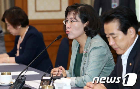 6일 오전 서울 여의도 국회에서 열린 새누리당 여성가족위-여성가족부 간 당정협의에서 김현숙 의원이 모두발언을 하고 있다. 당정은 이 자리에서 사설해병대 캠프 관리 대책 등 중점 추진 법안과 내년도 예산안 등을 논의했다. 2013.9.6/뉴스1 © News1 오대일 기자