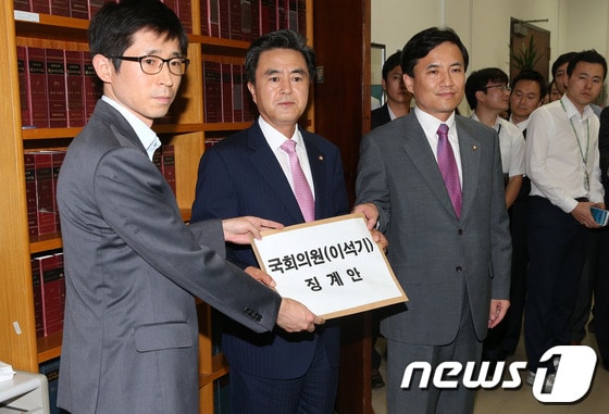 새누리당 김태흠, 김진태 의원이 6일 오후 서울 여의도 국회의사당 의안과에서 '내란음모' 혐의로 구속된 이석기 통합진보당 의원의 제명을 요구하는 징계안을 제출하고 있다. 이석기 의원의 의원직 박탈을 목적으로 한 이번 징계안에는 새누리당 소속 의원 153명 전원이 서명했다. 2013.9.6/뉴스1 © News1 오대일 기자