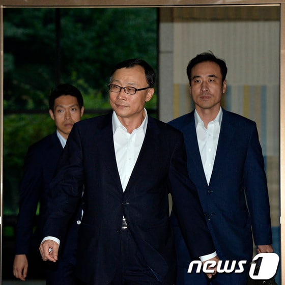 채동욱 검찰총장이 6일 저녁 서울 서초동 대검찰청 현관 앞으로 업무를 마치고 퇴근을 하고 있다. 한 조간신문은 