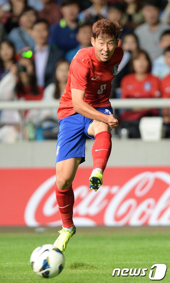 지난 6일 인천축구전용경기장에서 열린 축구국가대표팀 친선경기 대한민국과 아이티의 경기에서 손흥민이 공격을 시도하고 있다. 2013.9.6/뉴스1 © News1 박지혜 기자