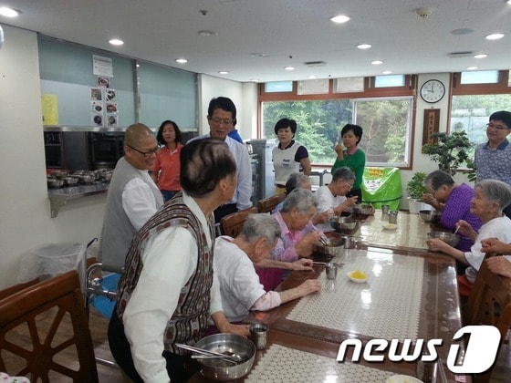 1981년도 울산지역 7개 고등학교 졸업생들의 모임인 '칠범회(회장 남상구)'가 7일 사회복지법인 원각선원 산하 연하노인요양원을 찾아 무료급식봉사활동을 펼치고 있다.© News1  