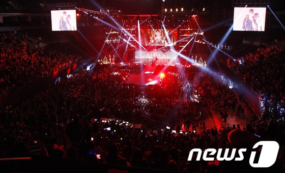 8일(한국시간) '이스탄불-경주세계문화엑스포2013' 특별행사로 이스탄불 윌케르 스포츠 아레나에서 열린 K-POP페스티벌에는 터키는 물론 유럽 전역에서 몰려든 소녀 팬들로 북새통을 이뤘다.사진제공=경주세계문화엑스포/2013.9.8/뉴스1 © News1 최창호 기자