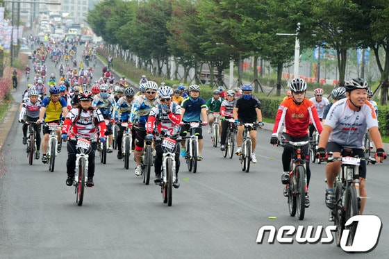 7일 열린 진주 자전거그랑프리대회를 통해 진주시가 전국 최고의 자전거 도시임을 다시 한번 입증했다<진주시 제공>© News1 