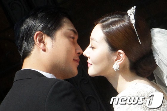 배우 여현수, 정하윤이 8일 오후 서울 강남구 삼성동 노블발렌티에서 열리는 결혼식 전 기념촬영을 하고 있다.여현수와 정하윤은 과거 같은 소속사에서 활동했던 것을 인연으로 연인으로 발전해 지난 해 9월 열애사실을 공식적으로 밝혔다. 결혼을 전제로 교제해오던 두 사람은 지난 7월 소속사를 통해 가을 중 결혼 계획이 있음을 알렸다. 2013.9.8 머니투데이/뉴스1 © News1   